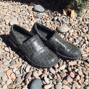 B.O.C faux Alligator Skin Clogs. NWOT Condition 🔥